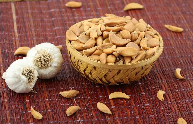 dehydrated-garlic-flakes-1569224902-5091539